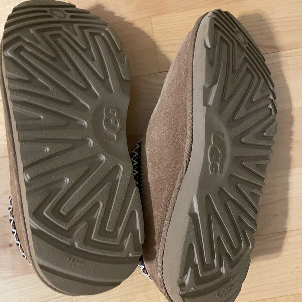 Ugg Tasmans youth size 3. Great condition.